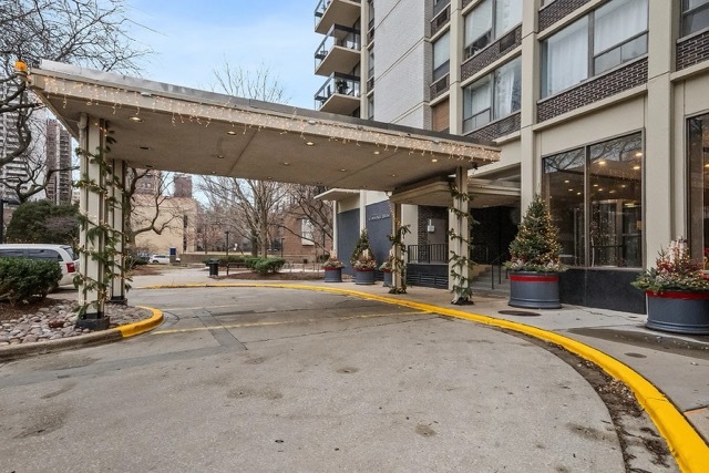 1360 N Sandburg Terrace Unit: 2809C