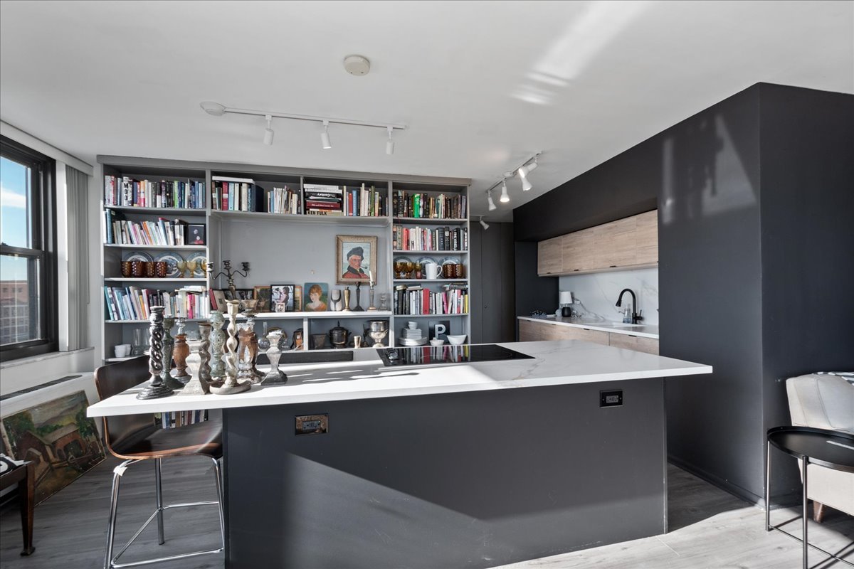 5701 N Sheridan Road Unit: 9U