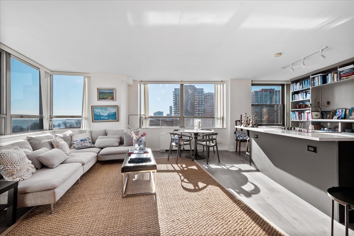 5701 N Sheridan Road Unit: 9U