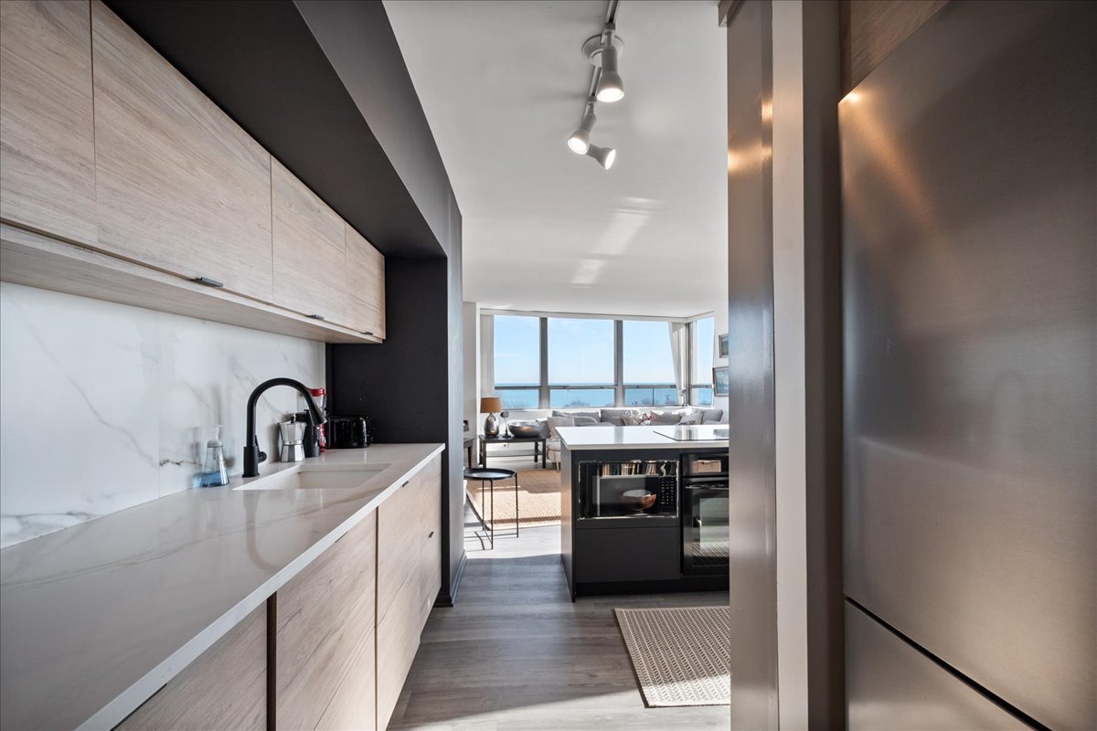 5701 N Sheridan Road Unit: 9U