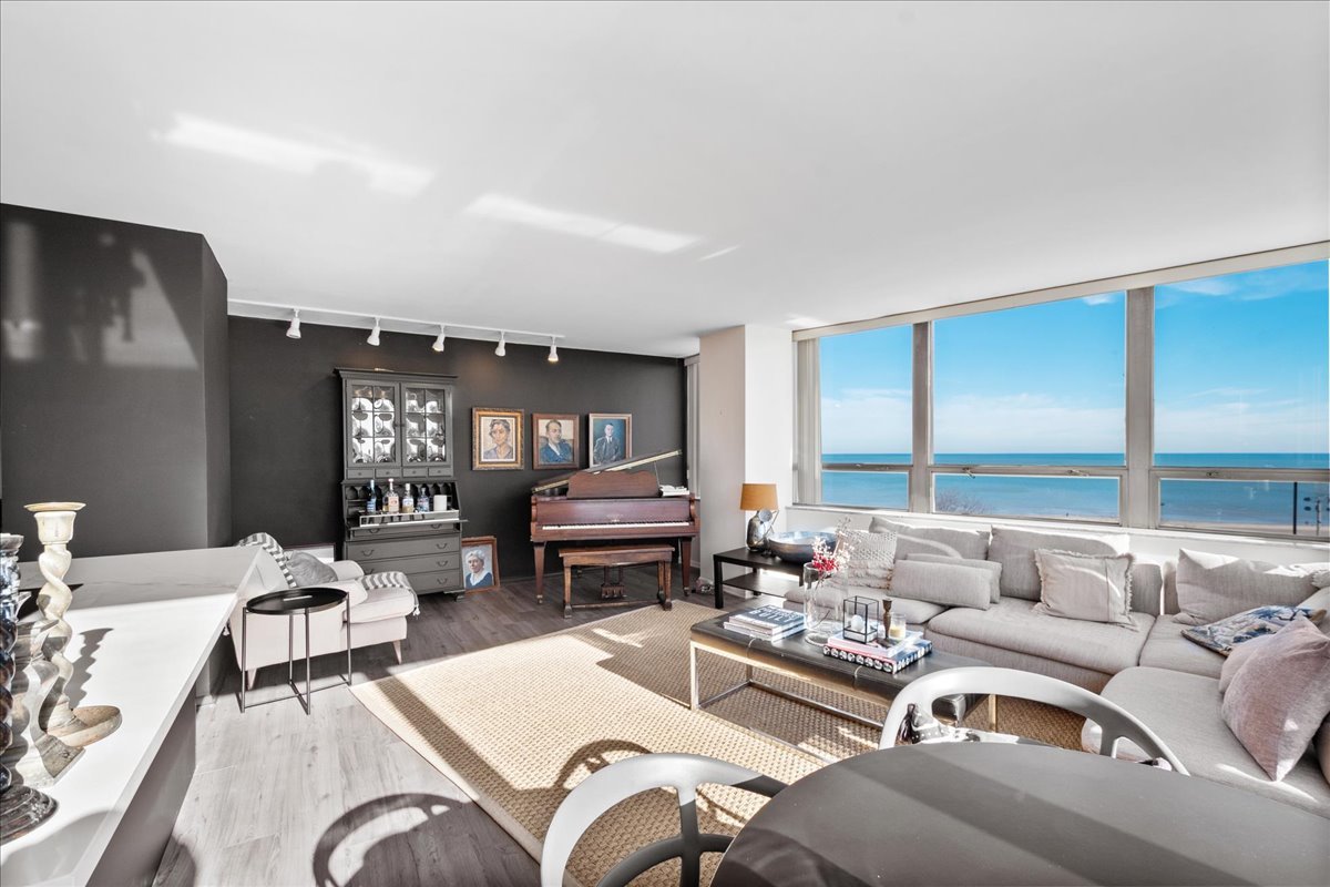 5701 N Sheridan Road Unit: 9U