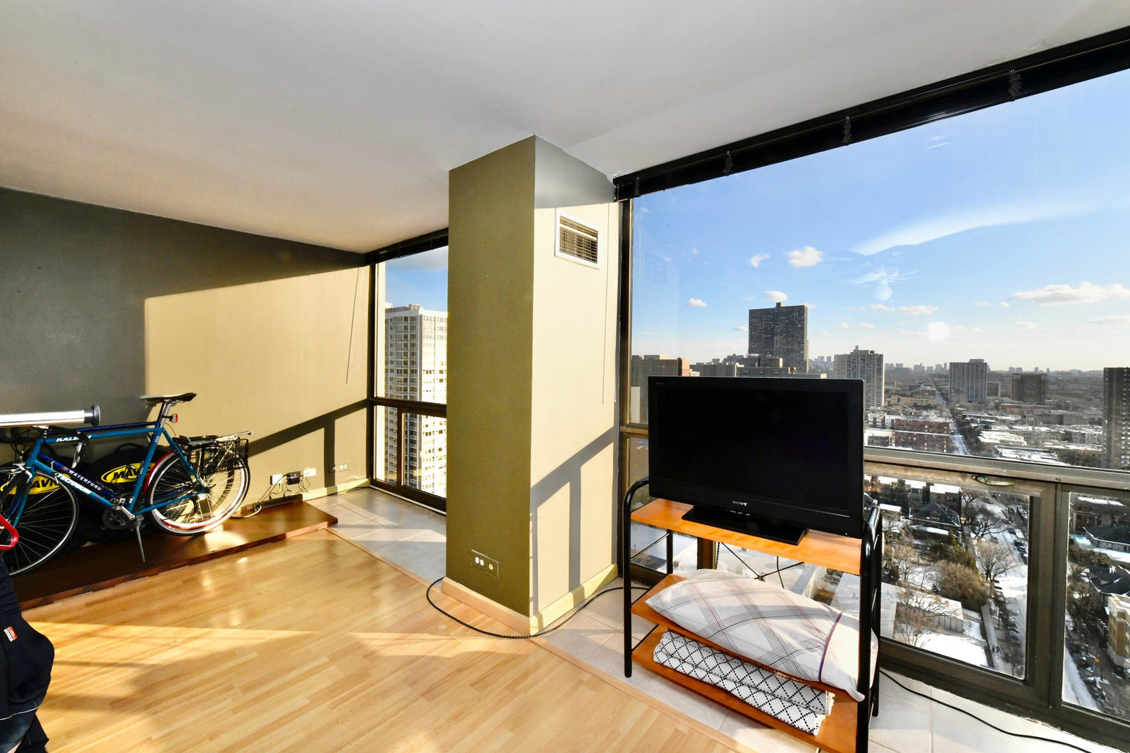 4343 N Clarendon Avenue Unit: 2401