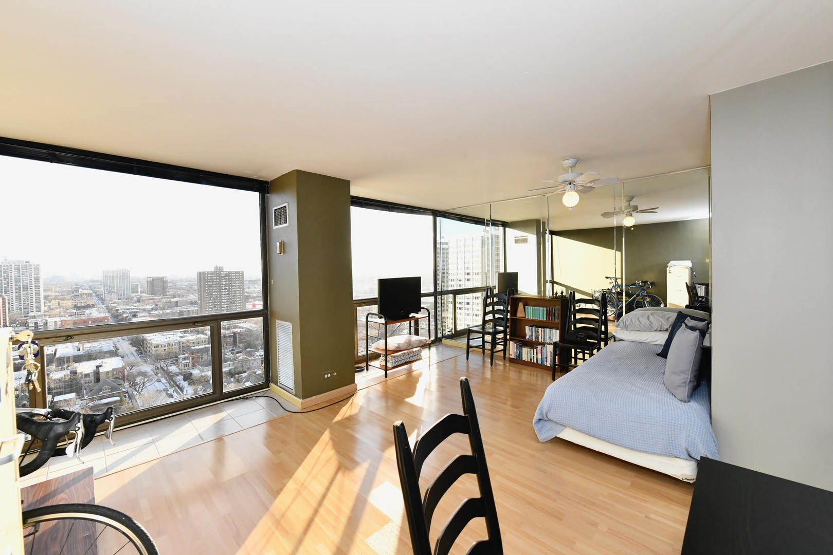 4343 N Clarendon Avenue Unit: 2401