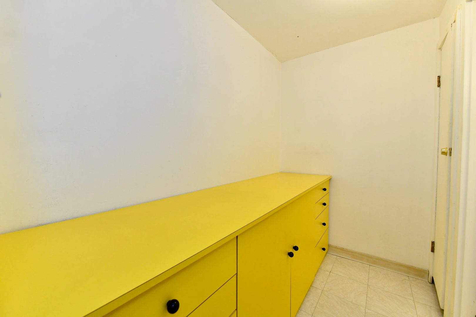 4343 N Clarendon Avenue Unit: 2401