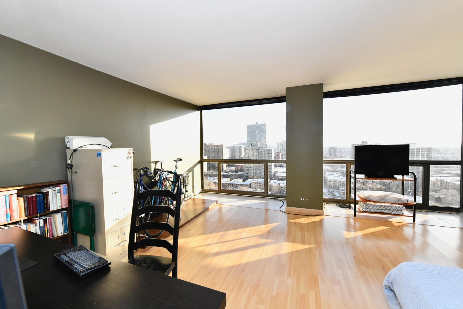 4343 N Clarendon Avenue Unit: 2401