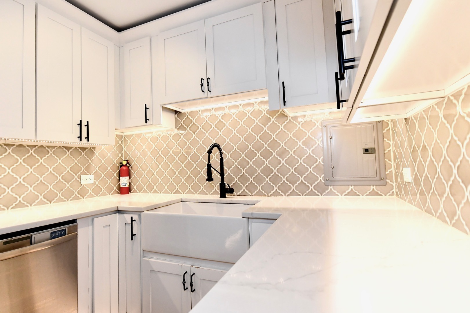 4343 N Clarendon Avenue Unit: 516