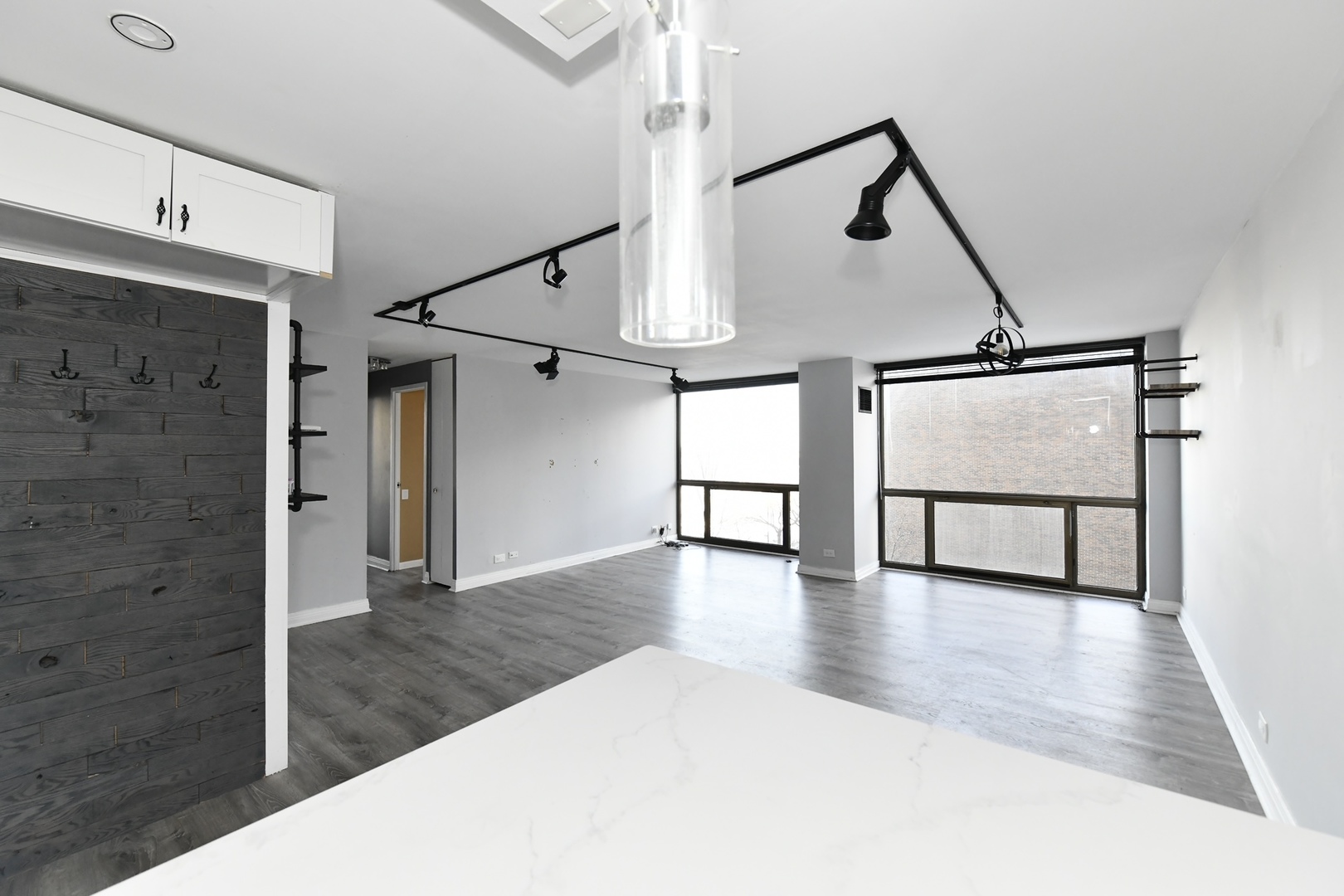 4343 N Clarendon Avenue Unit: 516