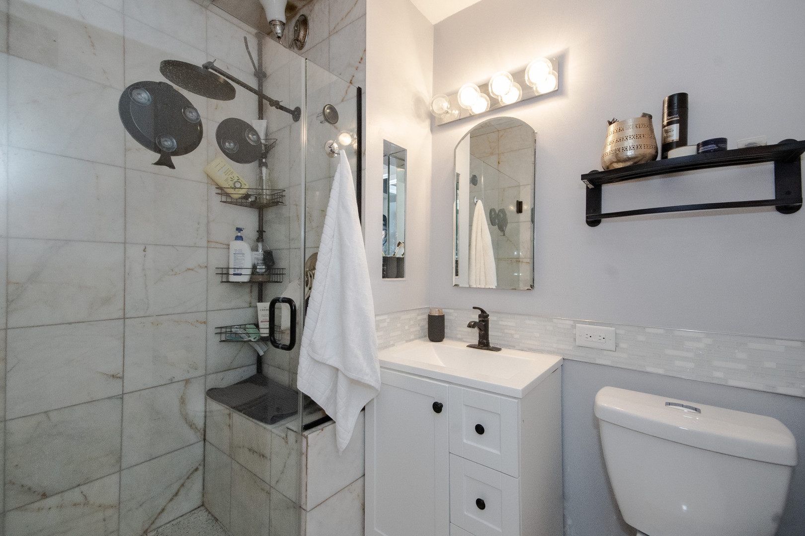 4343 N Clarendon Avenue Unit: 516