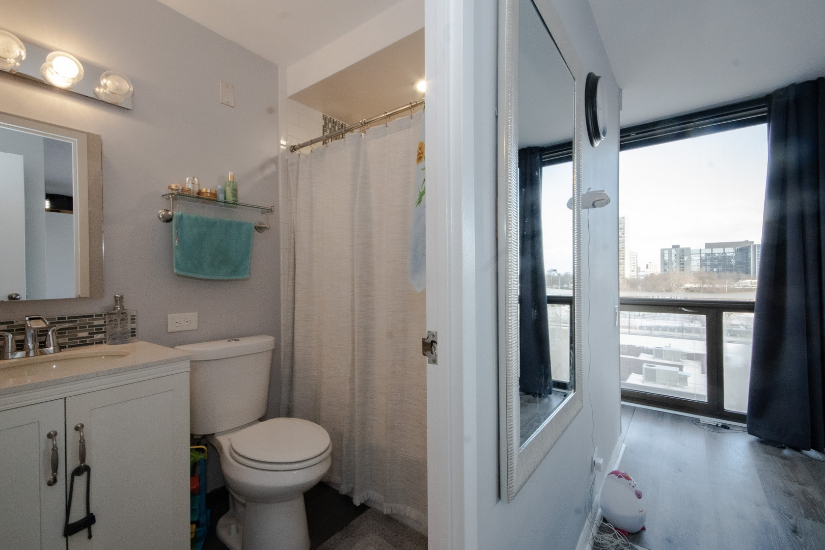 4343 N Clarendon Avenue Unit: 516