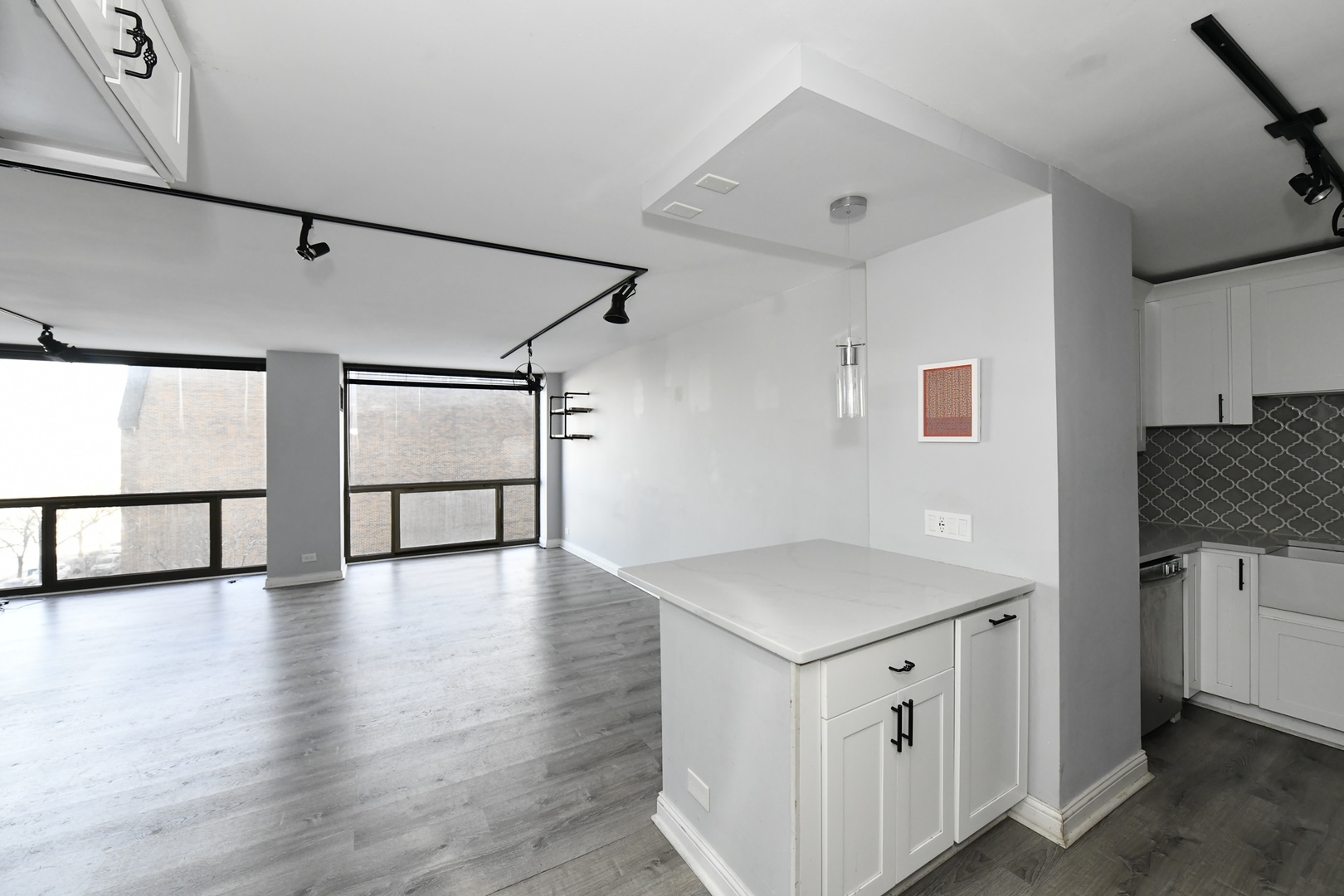4343 N Clarendon Avenue Unit: 516