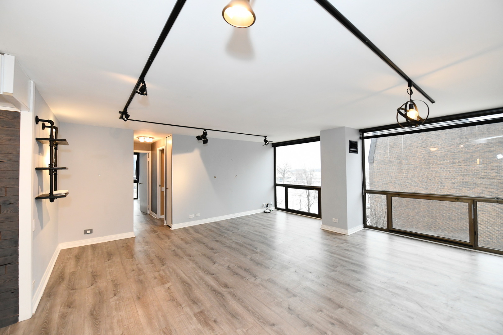 4343 N Clarendon Avenue Unit: 516