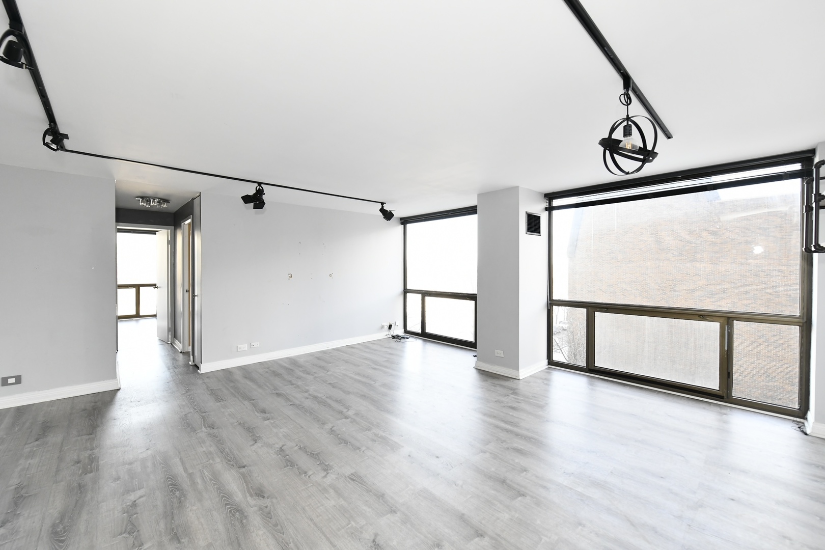 4343 N Clarendon Avenue Unit: 516