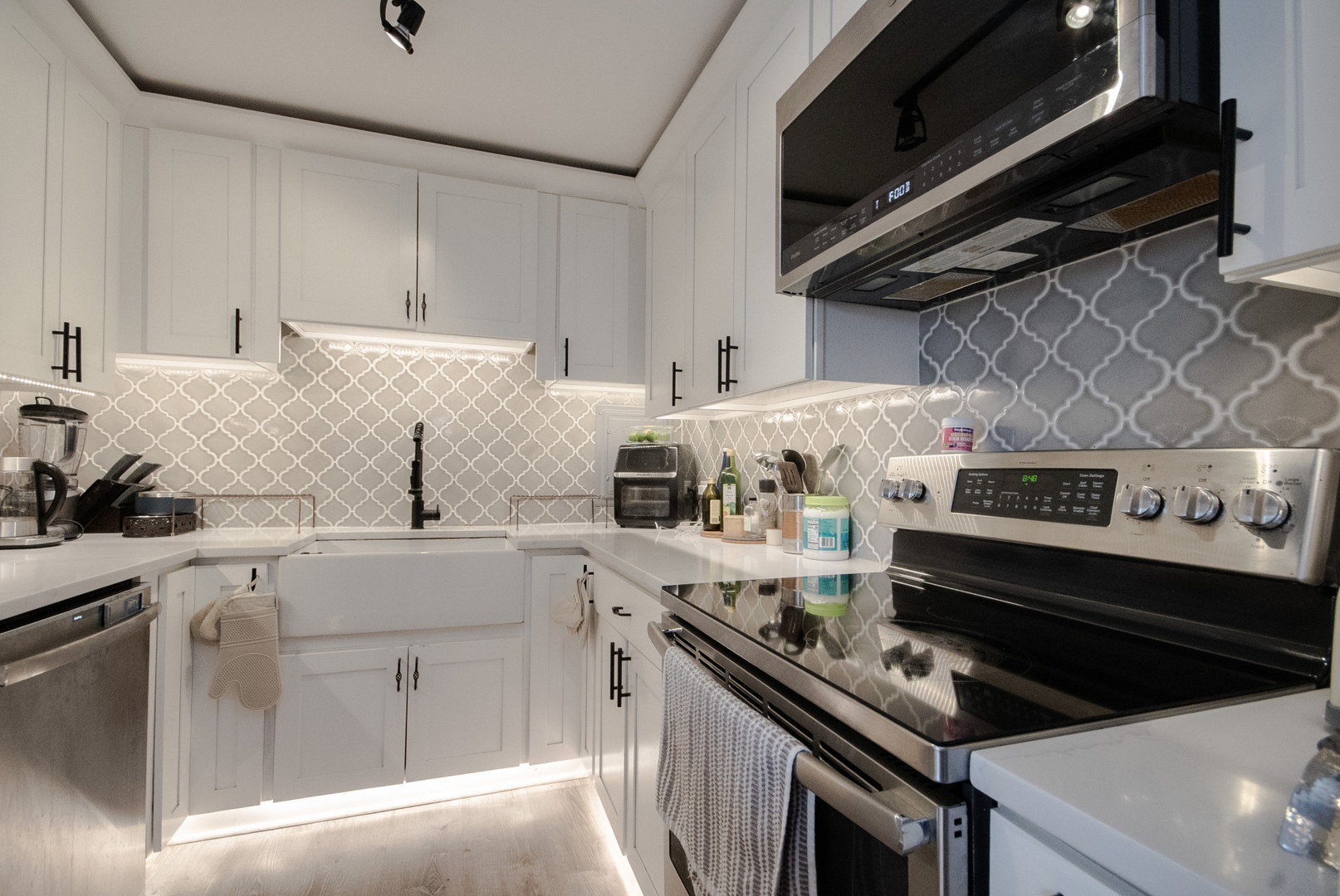 4343 N Clarendon Avenue Unit: 516