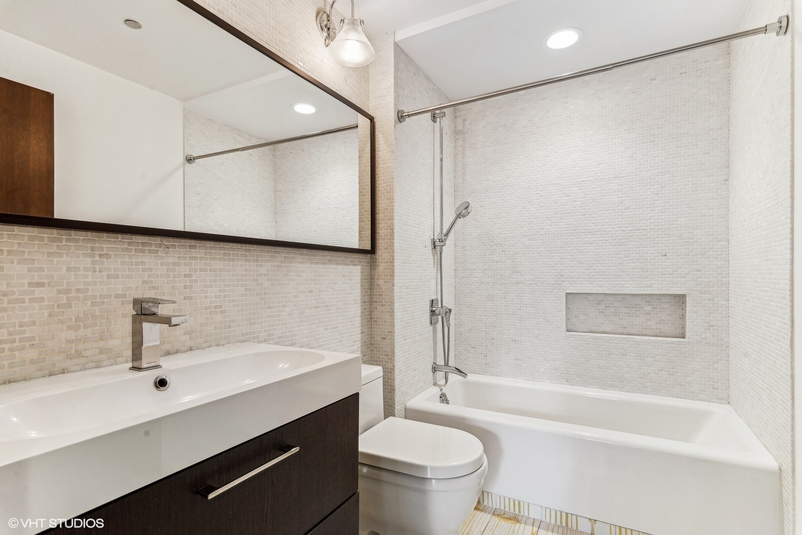 33 W Huron Street Unit: 810