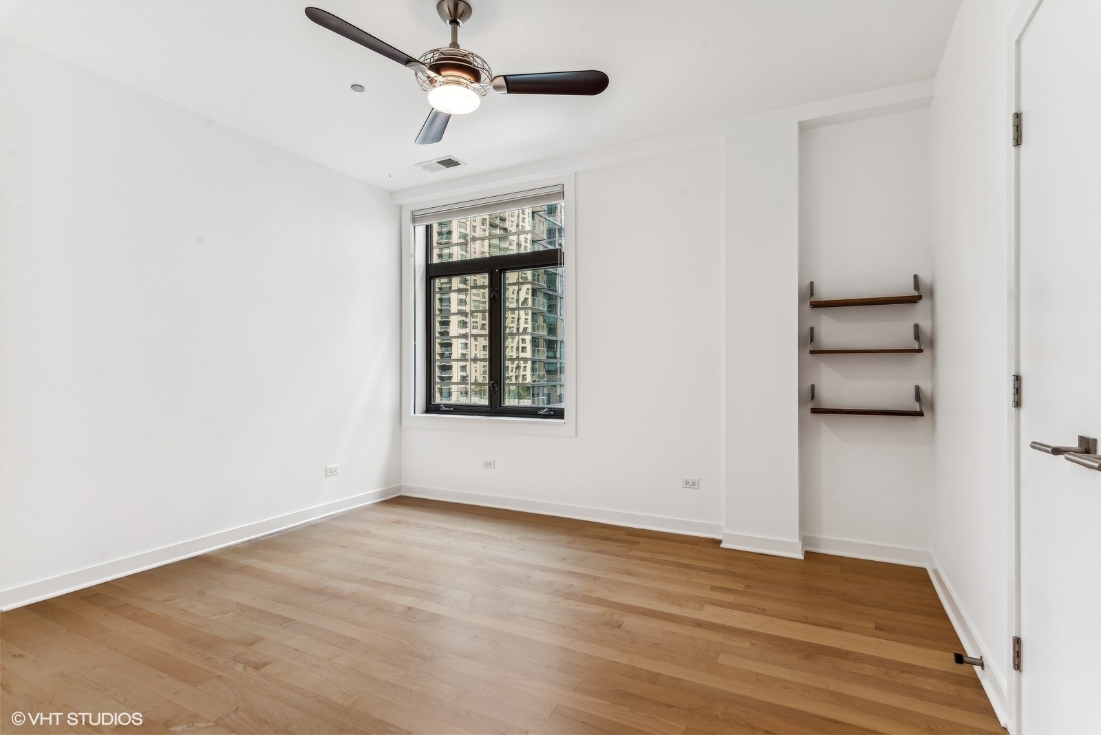 33 W Huron Street Unit: 810