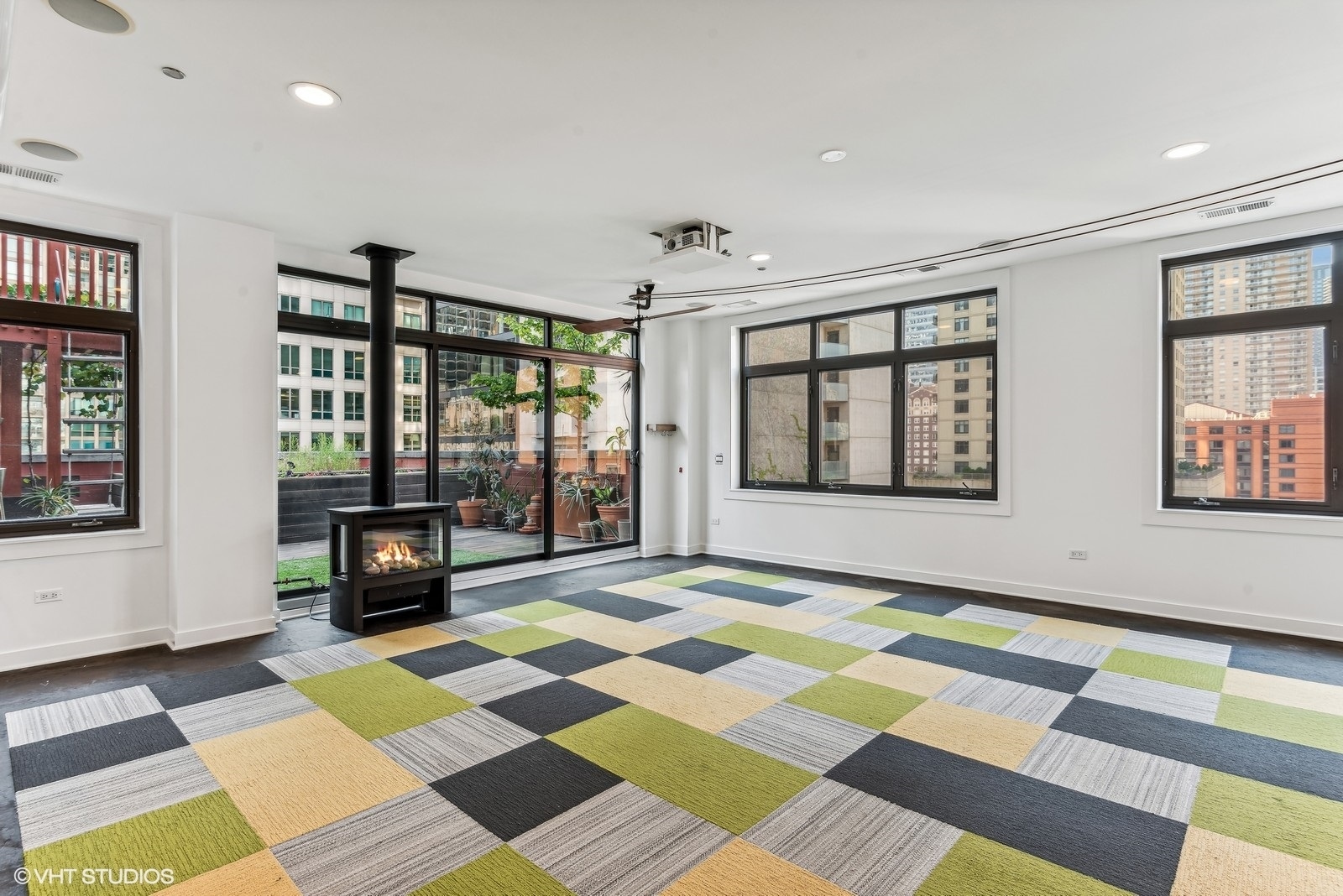 33 W Huron Street Unit: 810