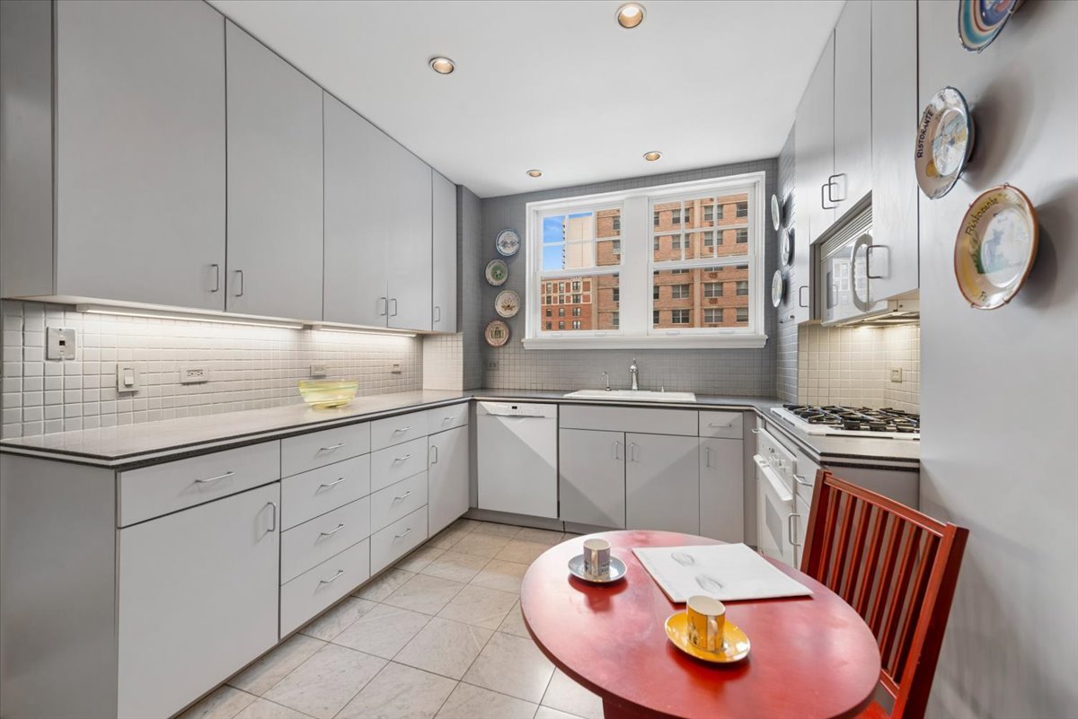421 W MELROSE Street Unit: 6C