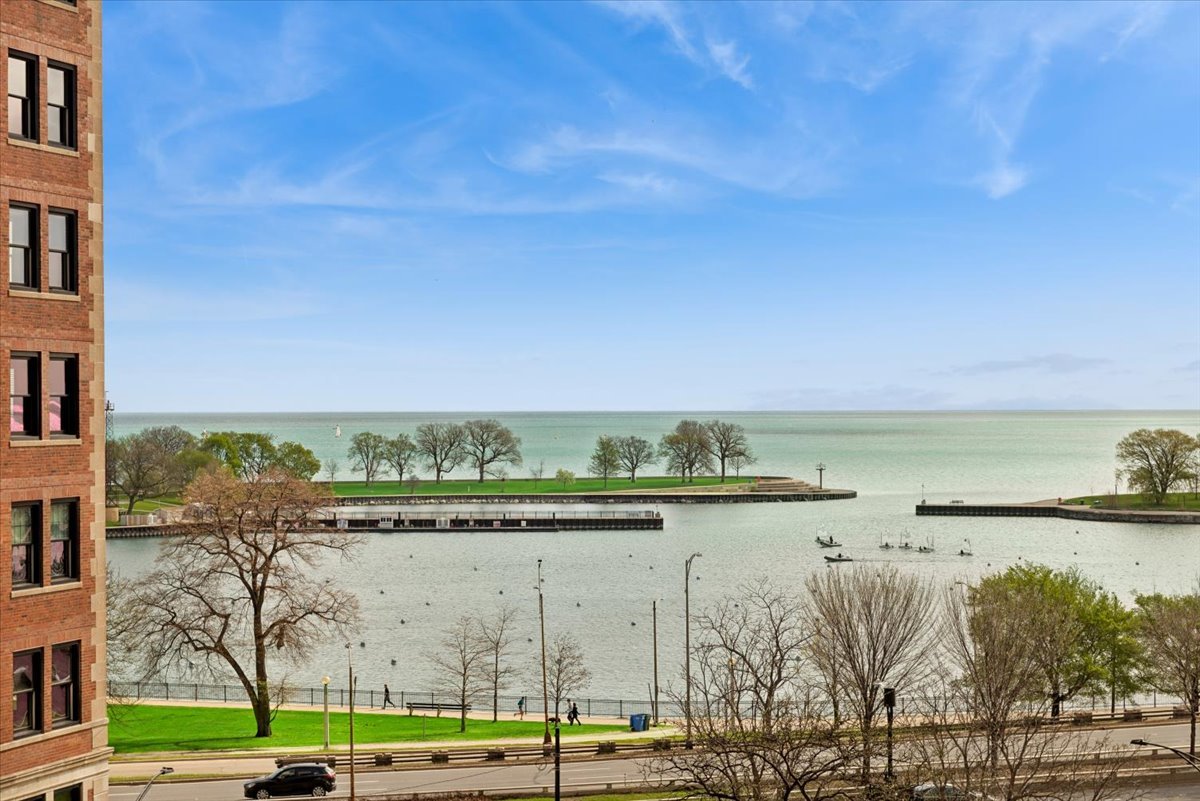 421 W MELROSE Street Unit: 6C