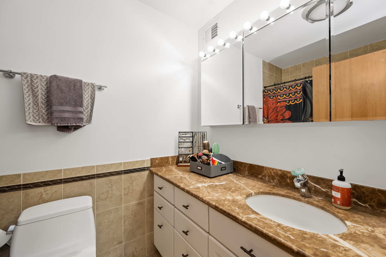 3930 N Pine Grove Avenue Unit: 903