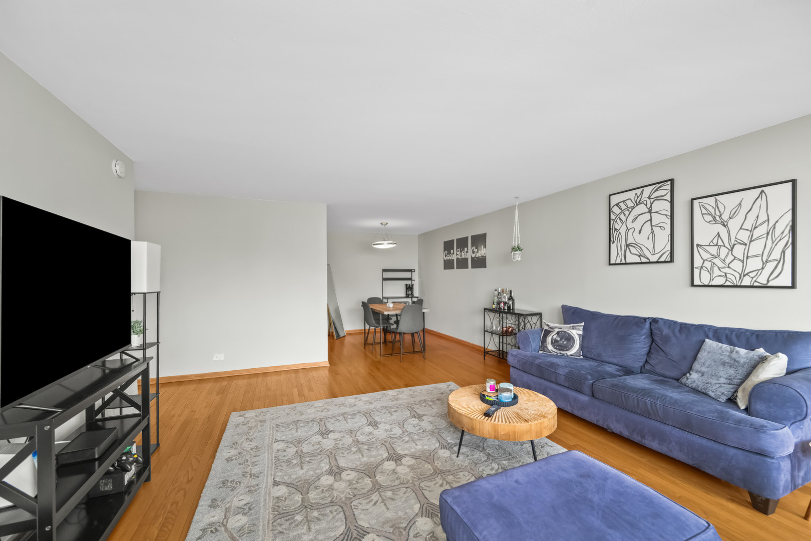 3930 N Pine Grove Avenue Unit: 903