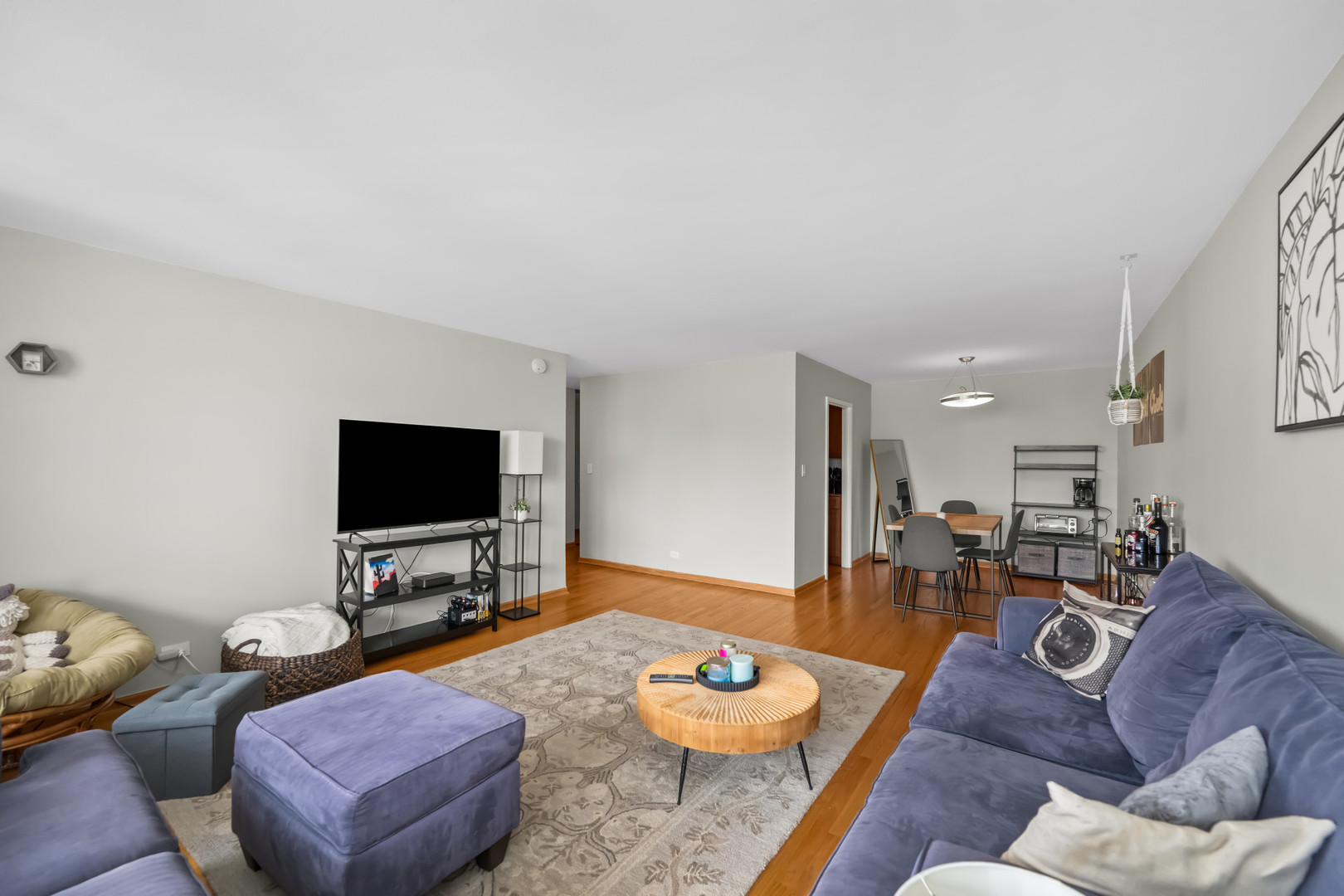 3930 N Pine Grove Avenue Unit: 903