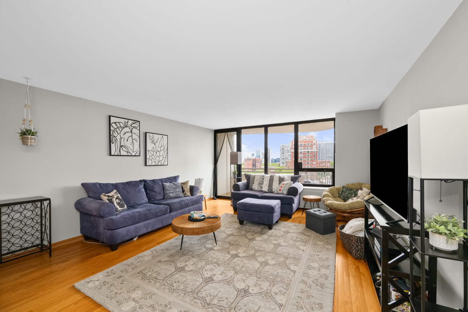 3930 N Pine Grove Avenue Unit: 903
