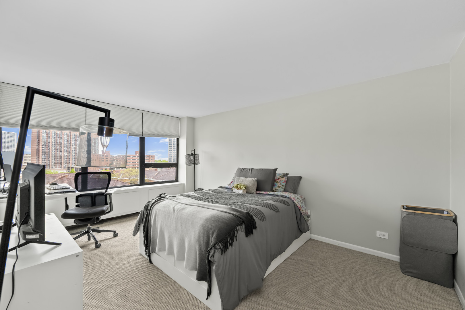 3930 N Pine Grove Avenue Unit: 903