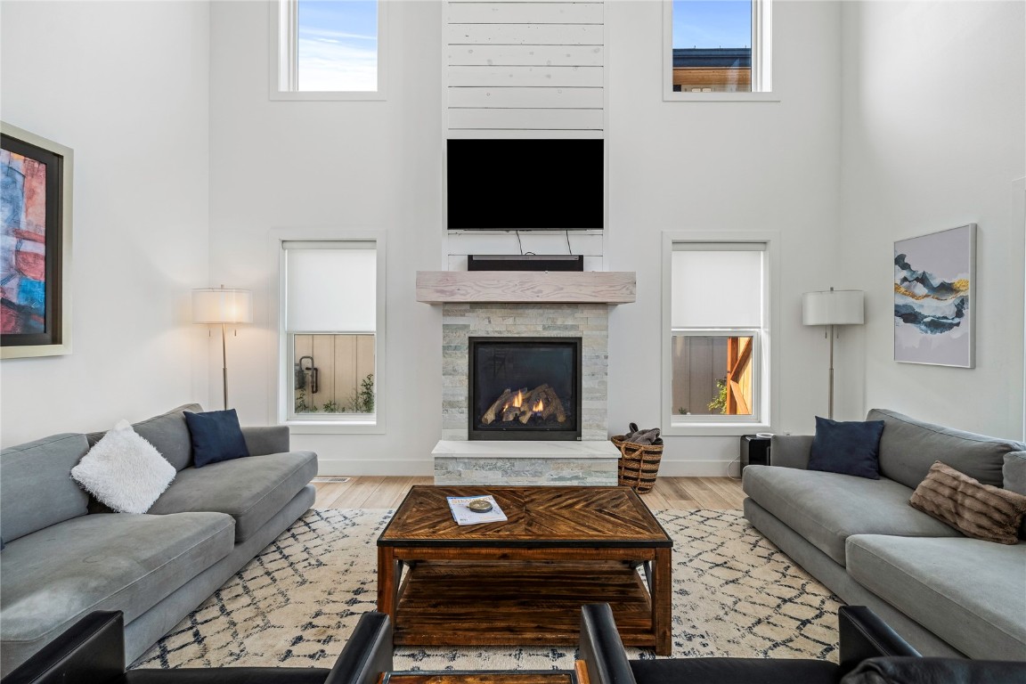 1859 Sunlight DRIVE