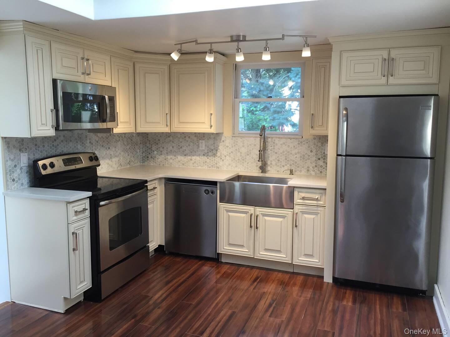 102 Woodbury Road