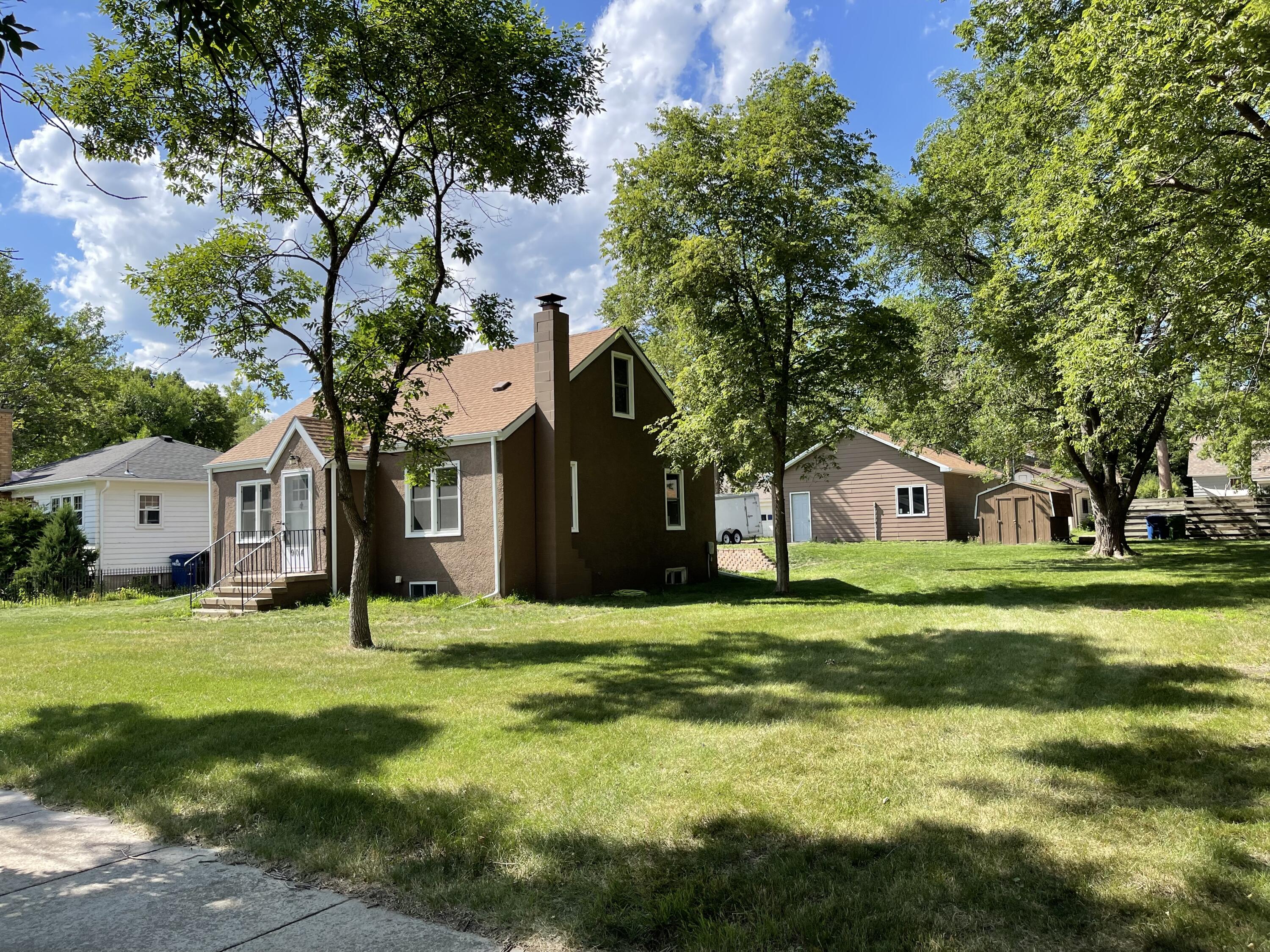 904 E 4th Ave
