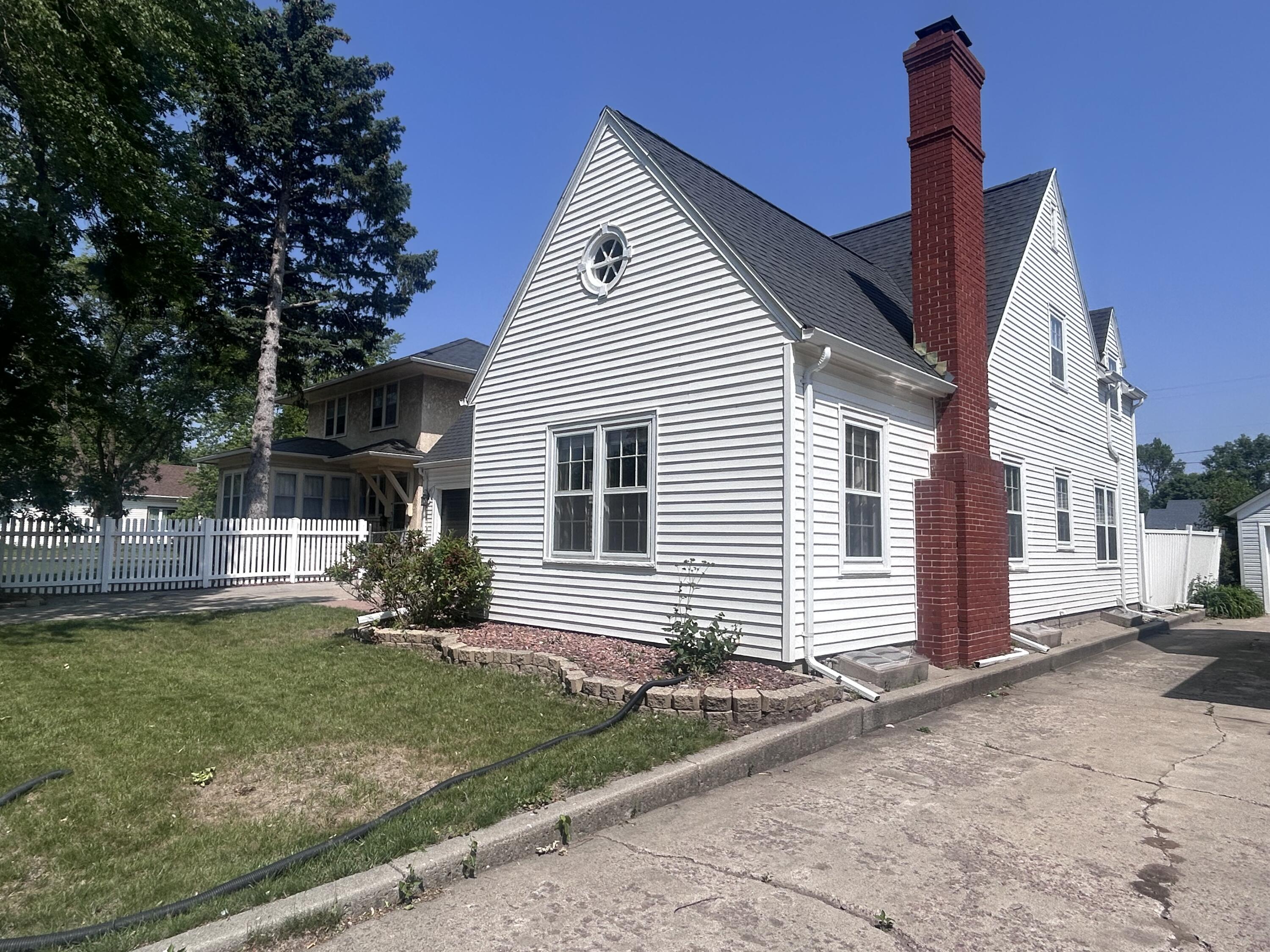904 E 5th Ave
