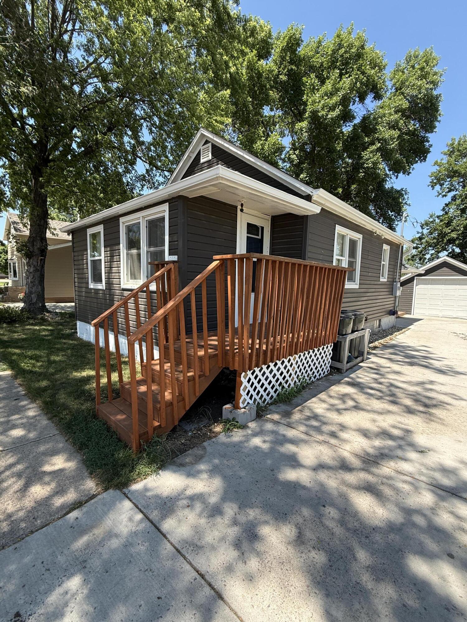 105 E Maple St
