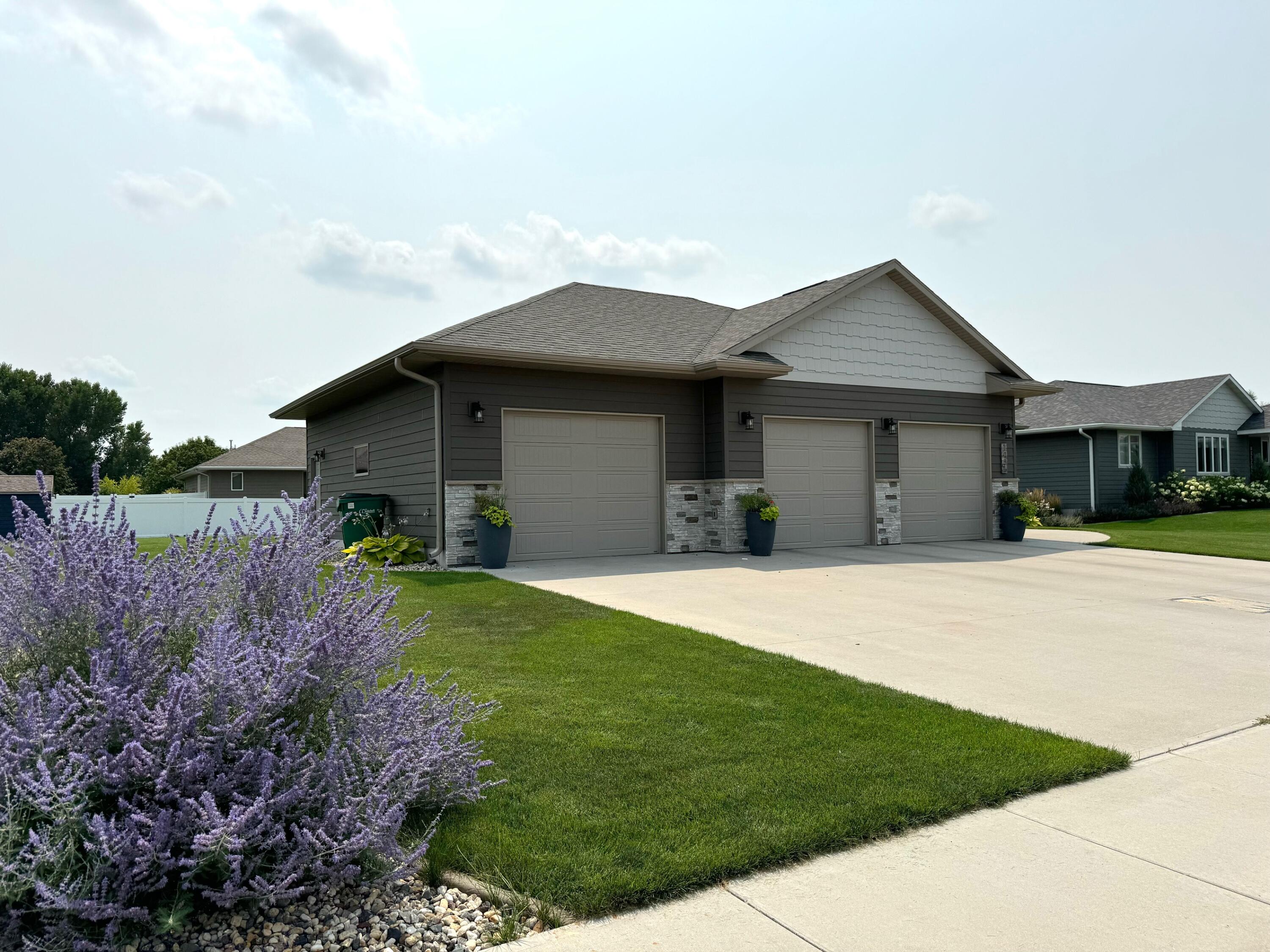 1435 Country Dr
