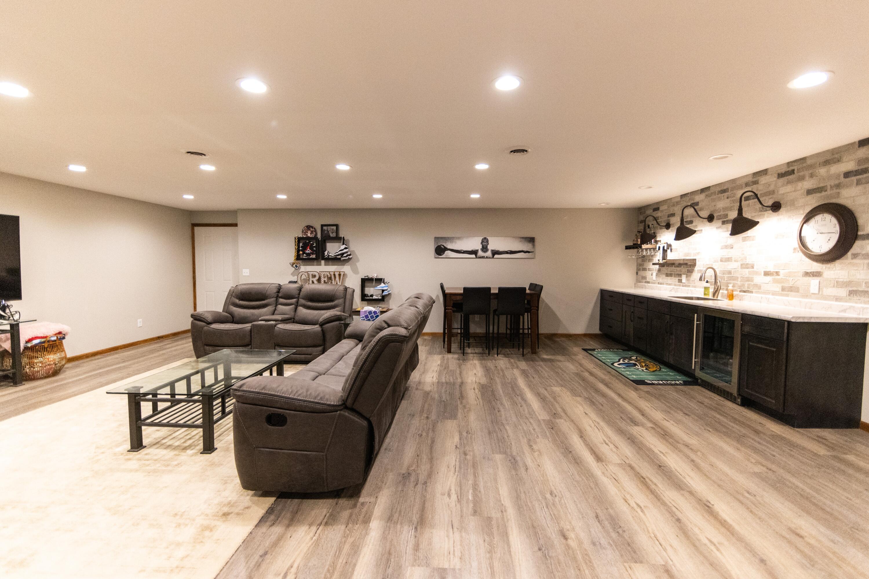 1435 Country Dr