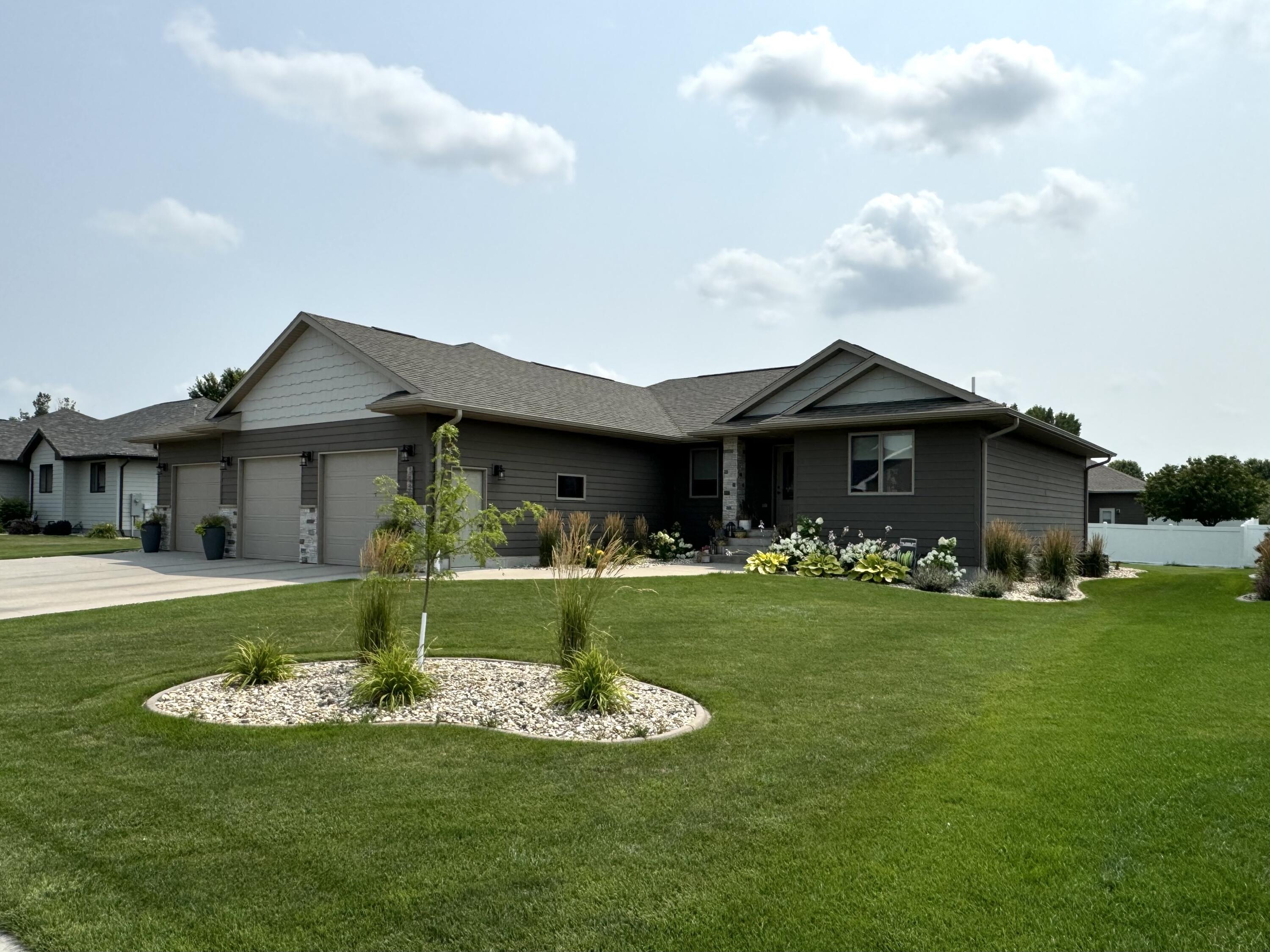 1435 Country Dr