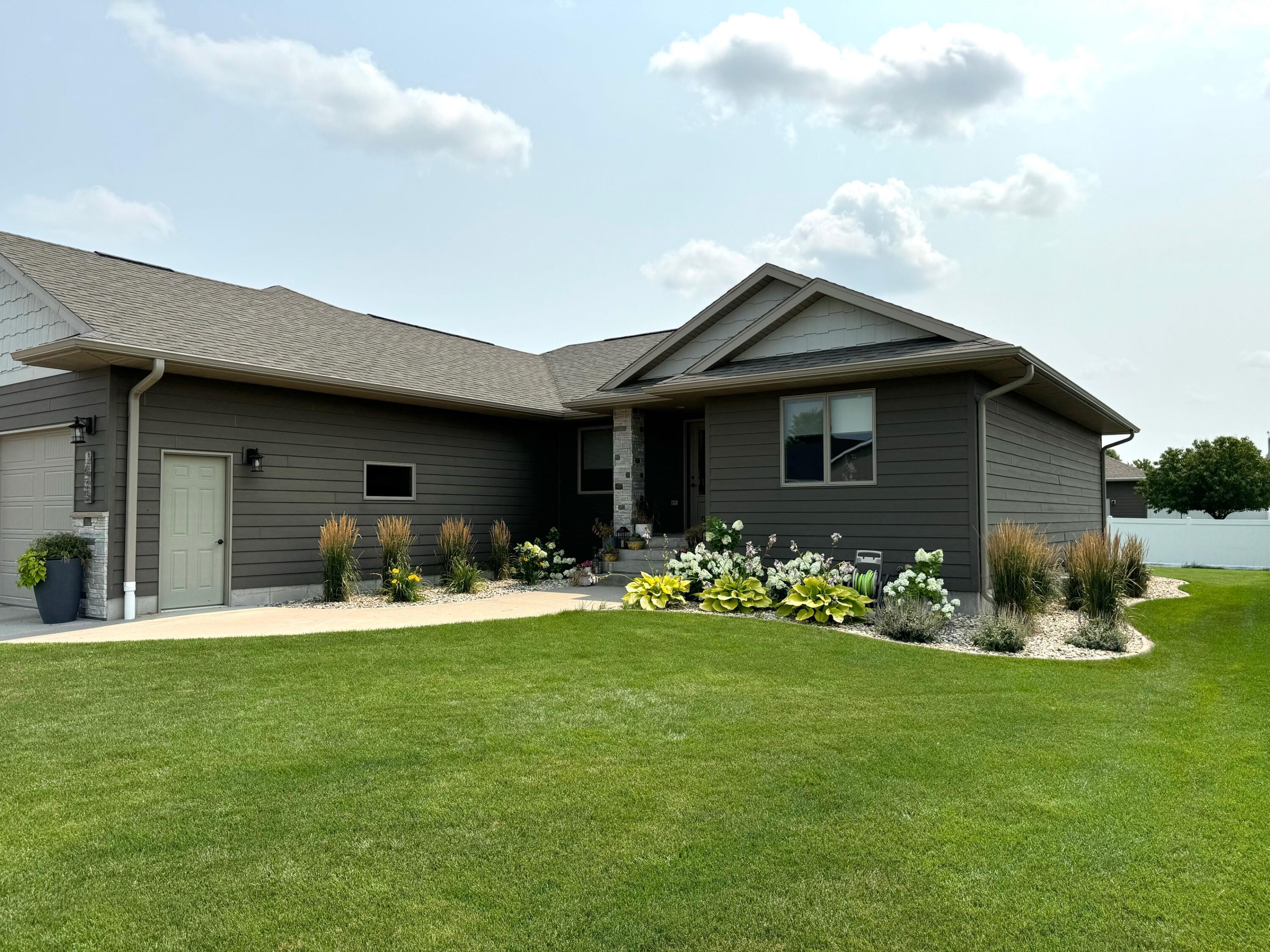 1435 Country Dr