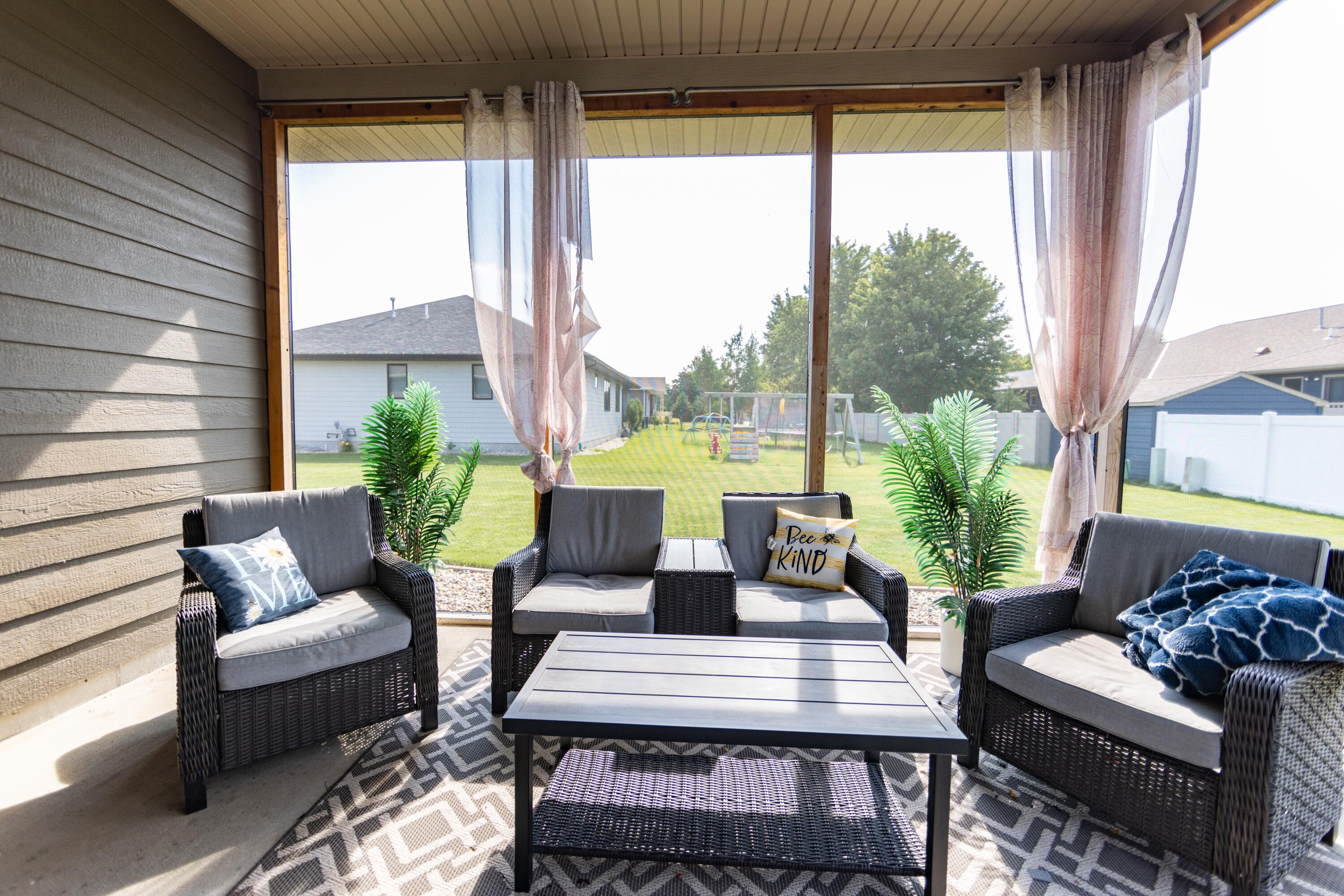 1435 Country Dr