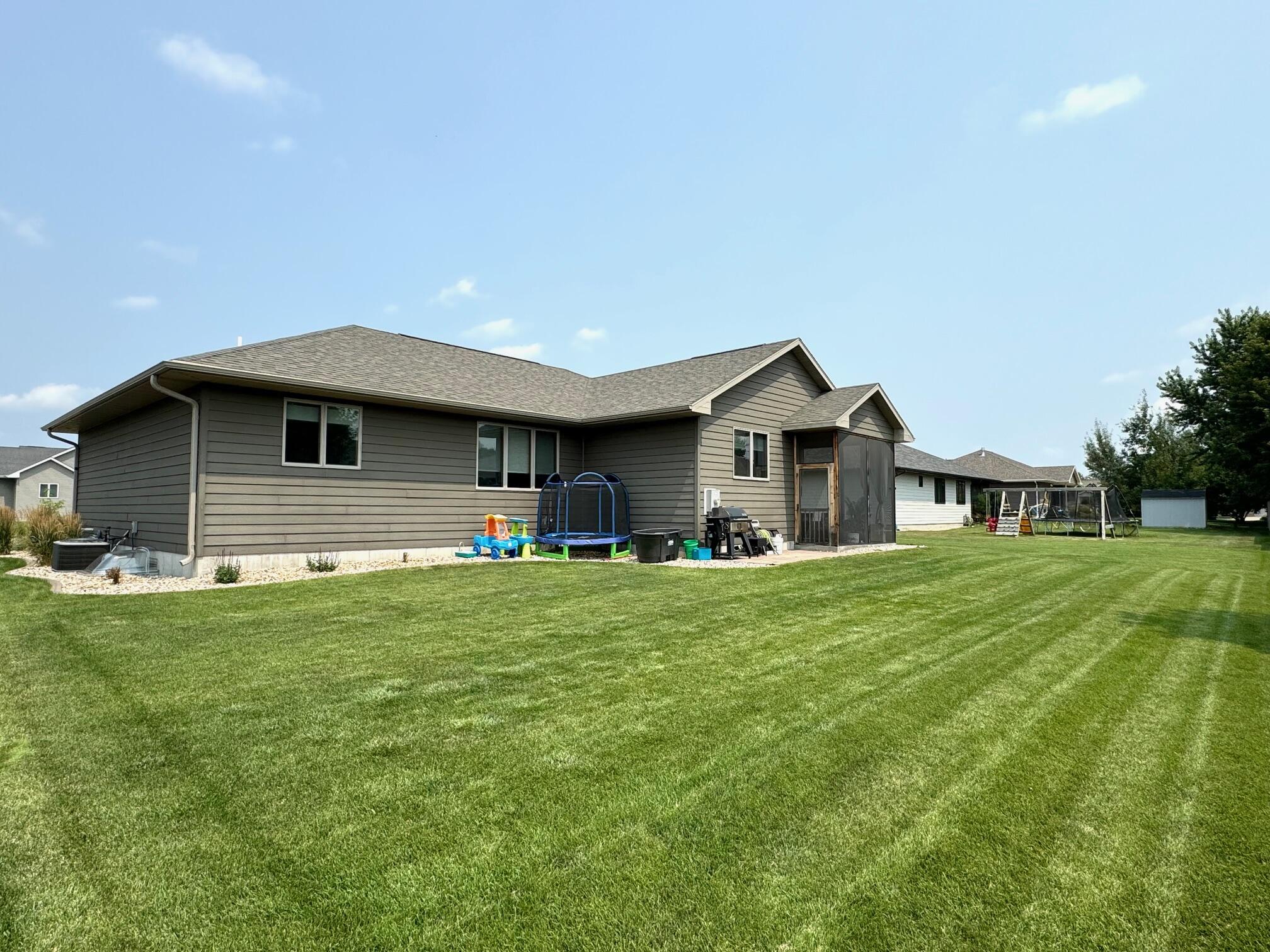 1435 Country Dr