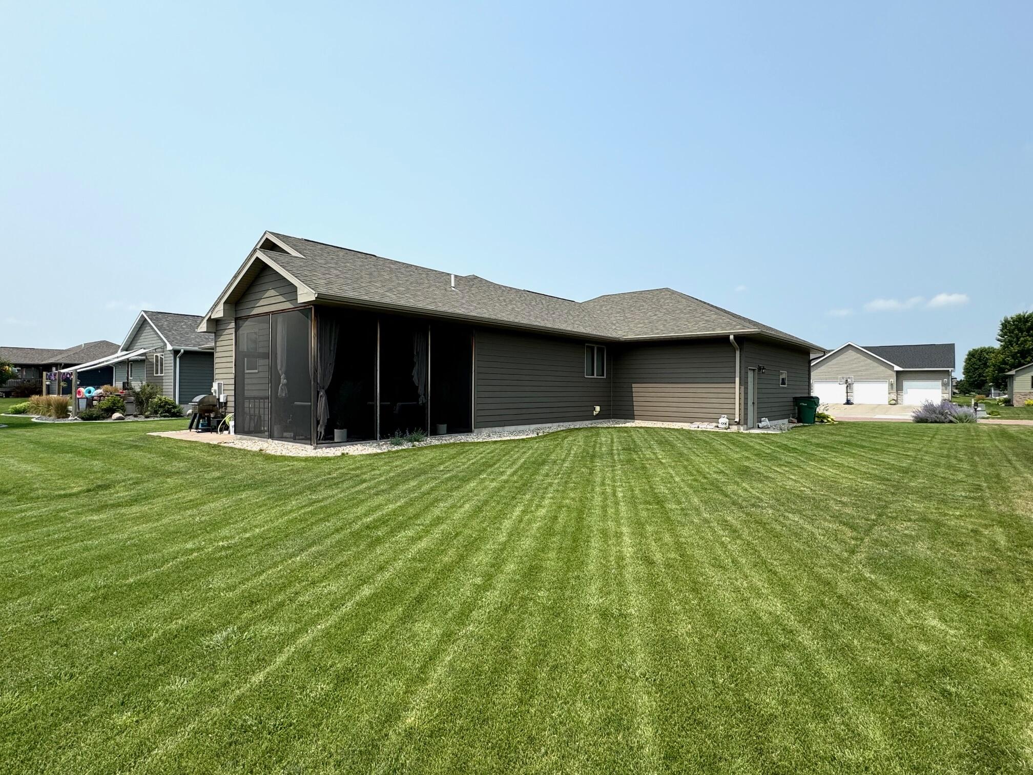 1435 Country Dr