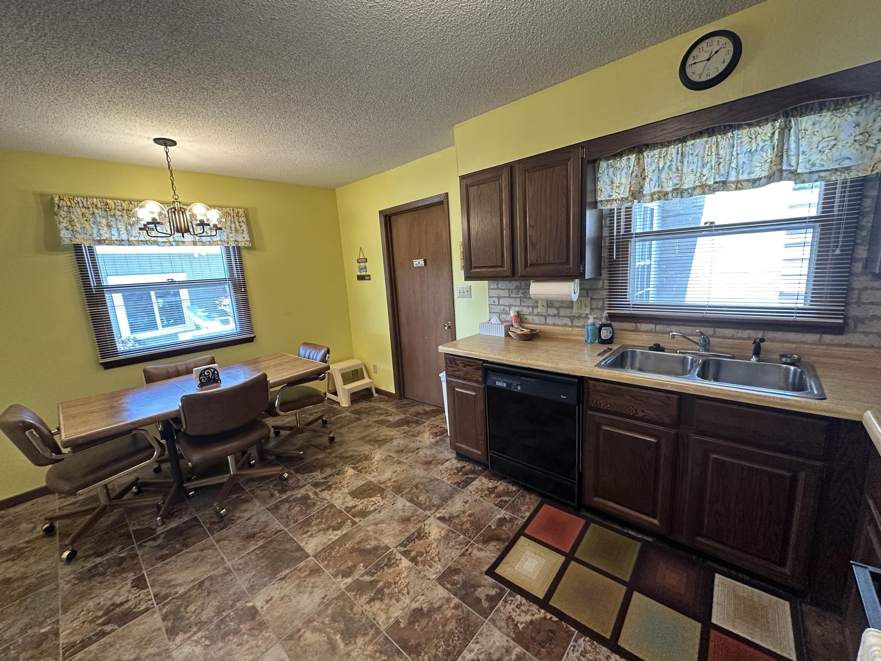 185 S Harmon Dr
