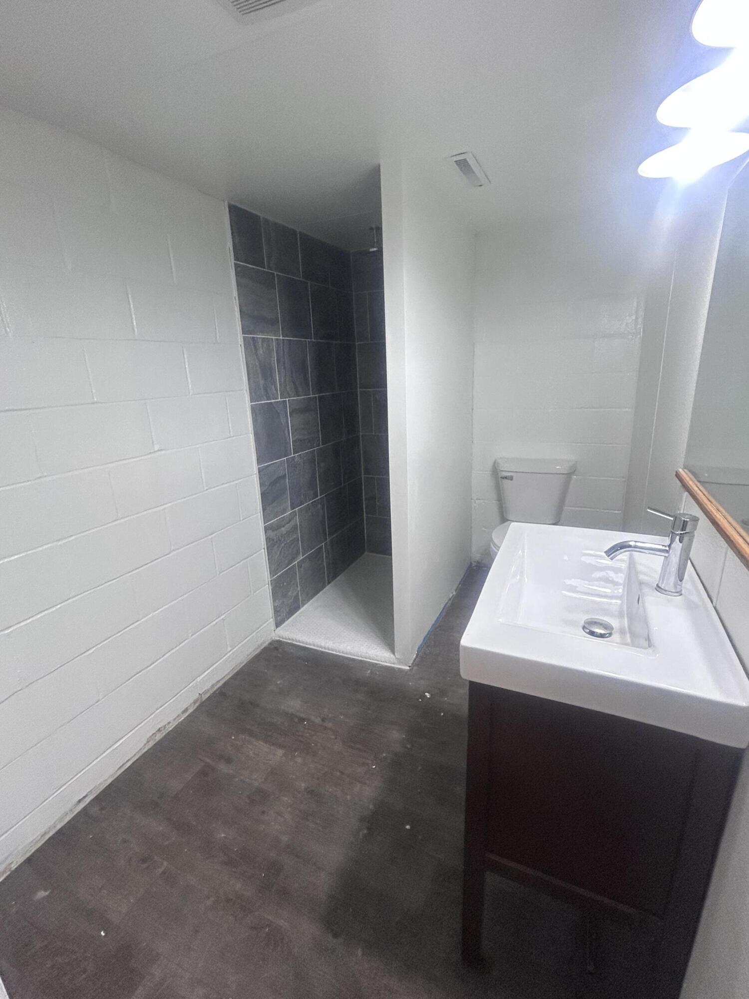 102 E Walnut St