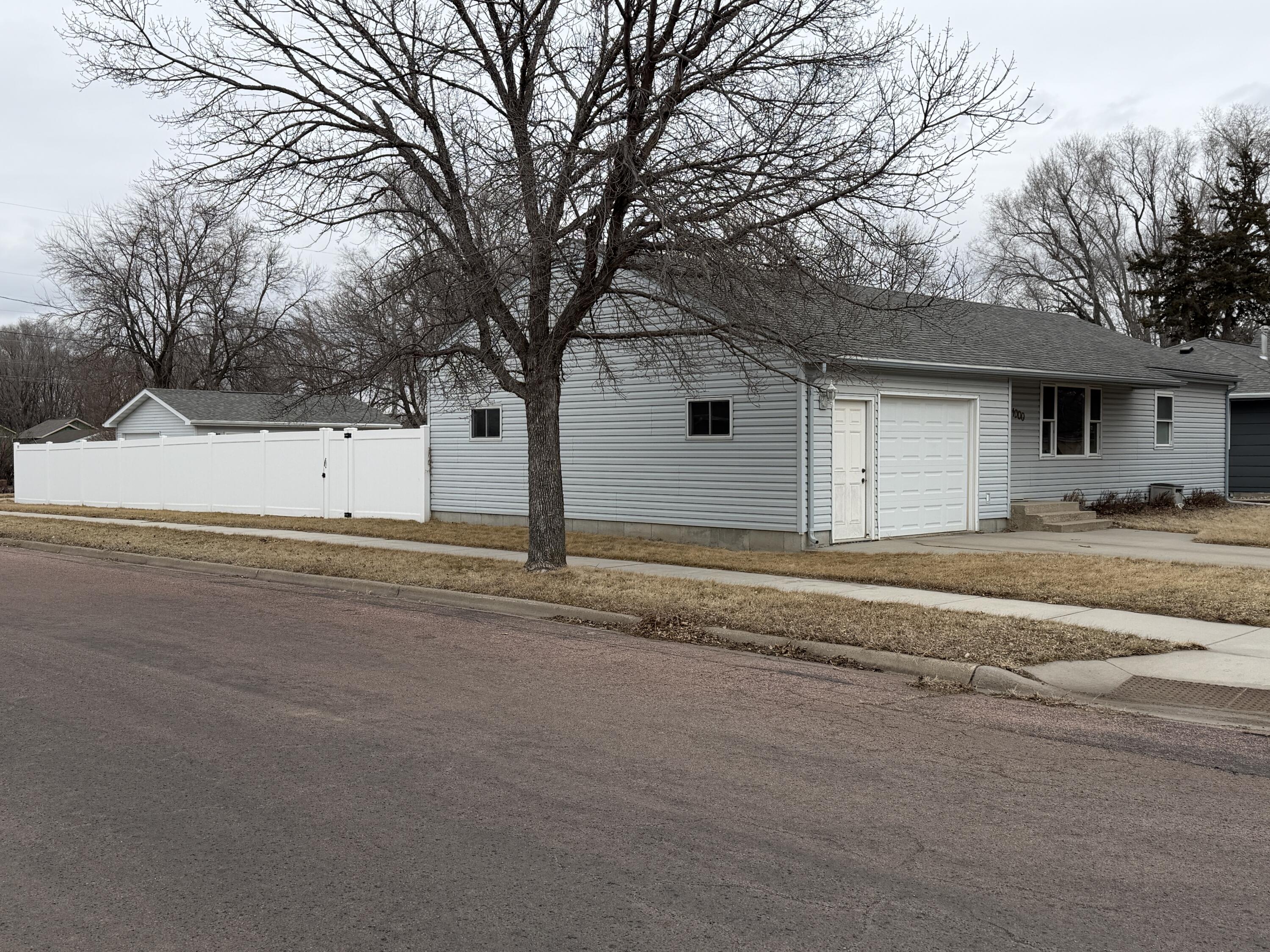 1000 E 7th Ave