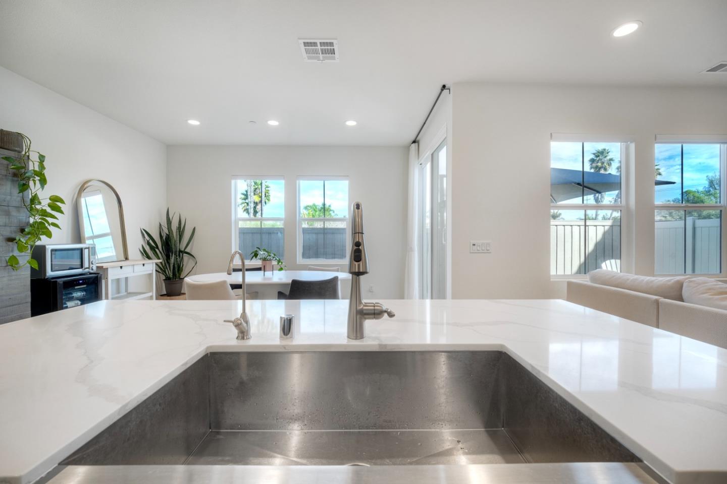 3072 Glenmore Street