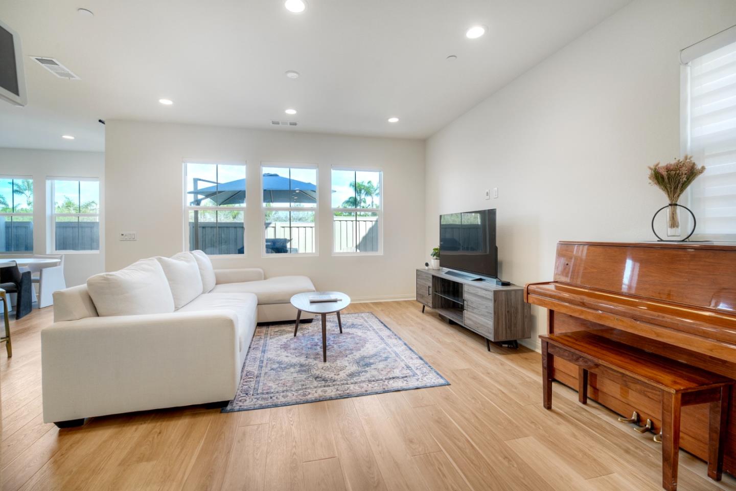 3072 Glenmore Street