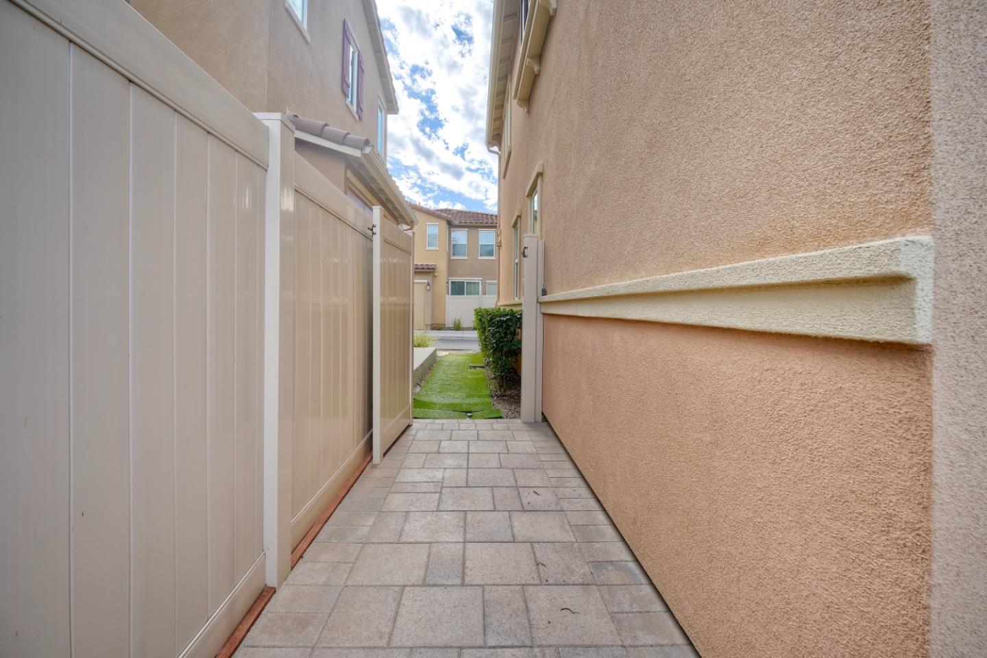 3072 Glenmore Street