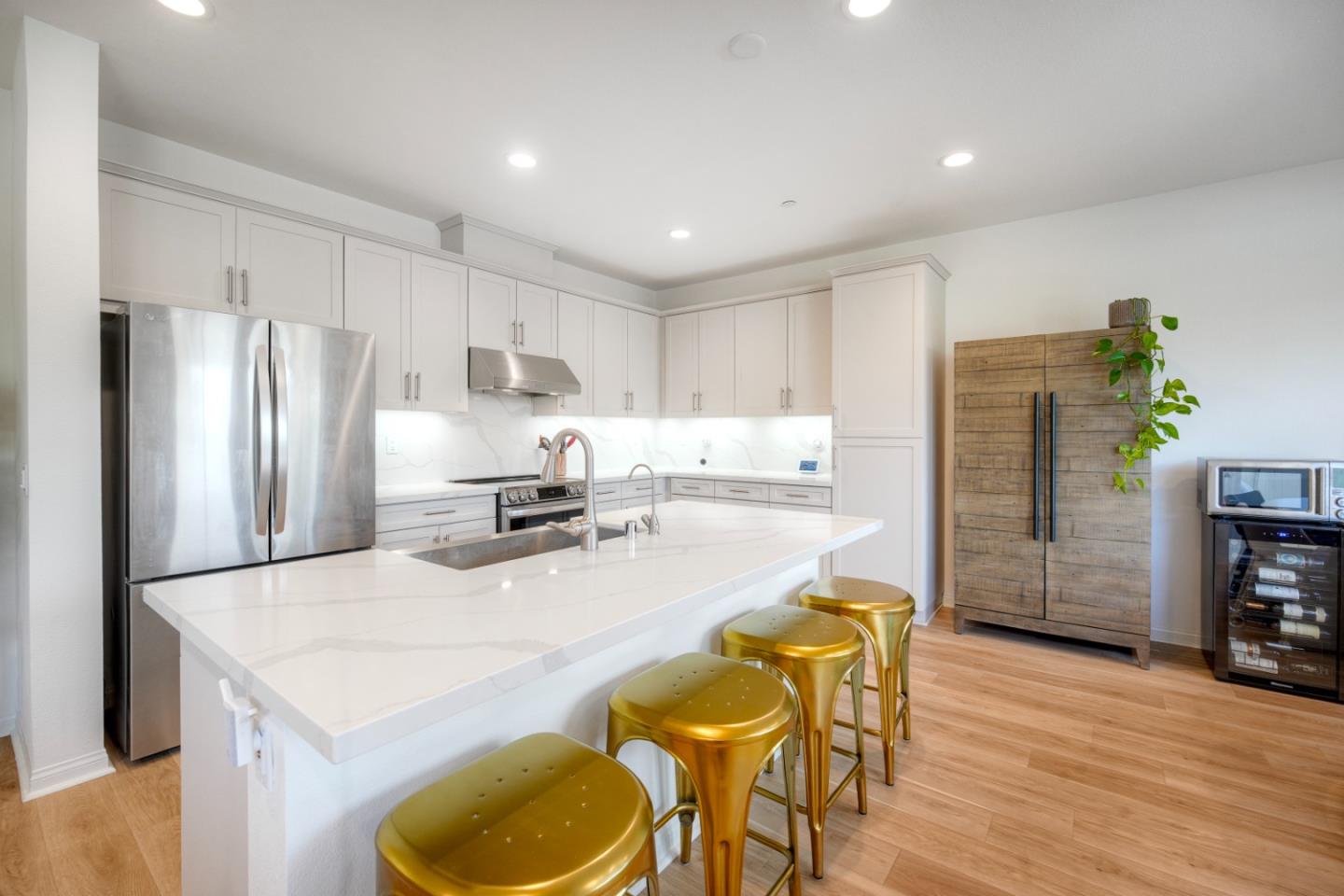 3072 Glenmore Street