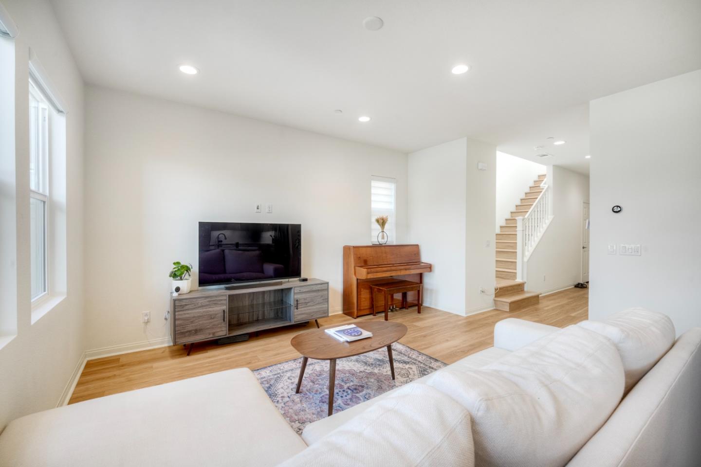 3072 Glenmore Street