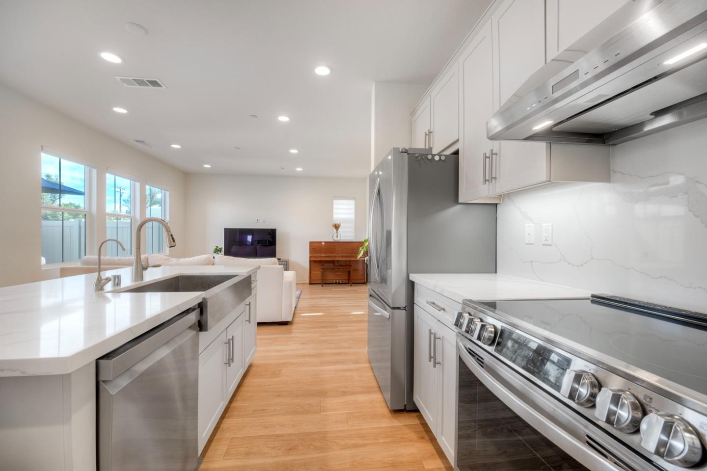 3072 Glenmore Street