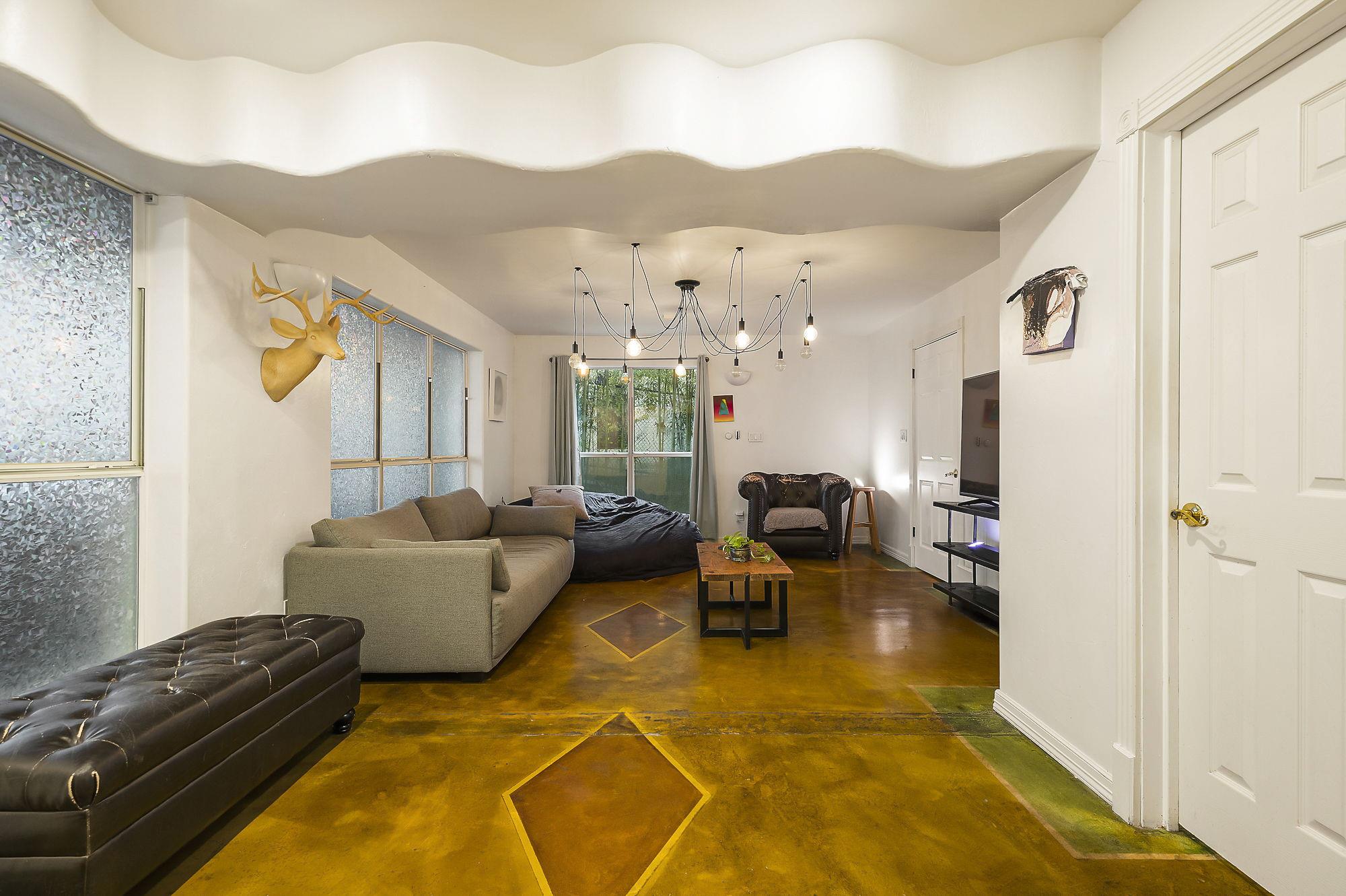 Historic Corridor steps to Austin's best BBQ