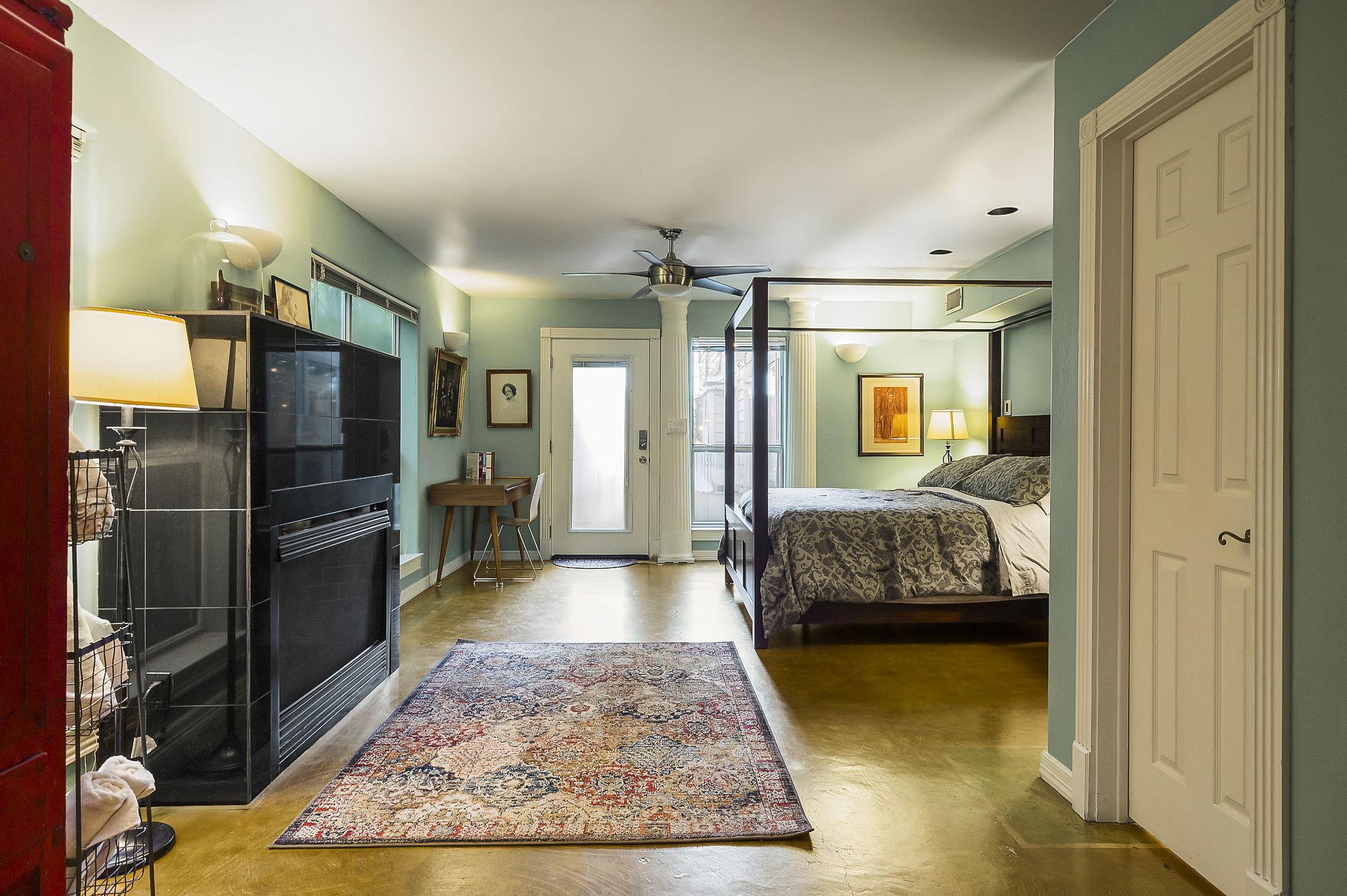 Historic Corridor steps to Austin's best BBQ